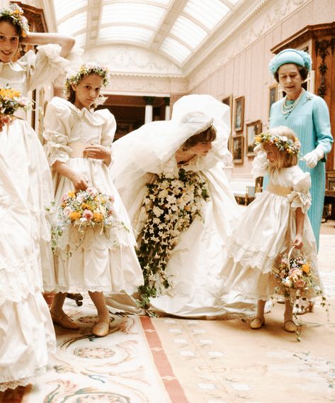 The Wedding Day: Charles & Diana #refinery29 https://www.refinery29.com/en-gb/princes-charles-lady-diana-royal-wedding Diana Wedding Dress, Princess Diana Wedding, Prins William, Celebrity Bride, Diana Wedding, Princess Diana Fashion, Prins Harry, Princess Diana Photos, Diana Fashion