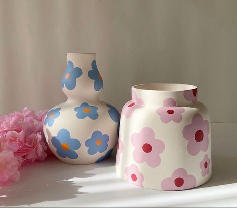 Paint Your Own Pottery Vase Ideas, Color Me Mine Vase Ideas, Ceramic Pottery Ideas Aesthetic, Color Me Mine Vase, Easy Pottery Painting Ideas Vase, Pottery Designs Aesthetic, Cute Vase Painting Ideas, Aesthetic Pottery Painting Ideas, Pottery Painting Inspo Mug