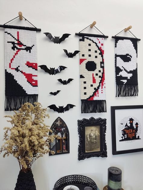 Jason Voorhees Macrame Wall Hanging Horror Home Decor Jason - Etsy Horror Room Ideas Home Decor, Horror Movie Home Decor, Gothic Macrame Patterns, Diy Horror Crafts, Horror Bathroom Decor, Horror Decor Interior Design, Horror Movie Crafts Diy, Diy Horror Movie Decor, Horror Wall Decor