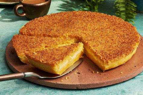 Bolo Cremoso de Milho (Creamy Corn Cake) Cornbread Cake, Corn Cake, Moist Cornbread, Corn Meal, Corn Dishes, Bakewell Tart, Magazine Recipes, Sweet Cornbread, Creamy Corn