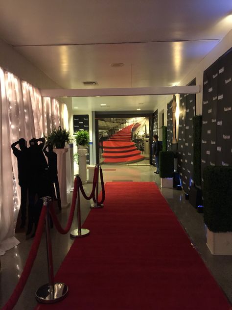 Metgala Theme Prom, Met Gala Themed Sweet 16, Paparazzi Theme Party Ideas, Prom School Decoration, Prom Met Gala Theme, Prom Event Ideas, Prom Location Ideas, Met Gala Homecoming Theme, Red Carpet Banquet