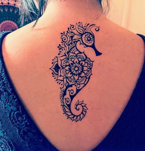 🌴 TROPICAL DREAMS on Pinterest & Instagram • SEAHORSE THEMED TATTOOS #tropicaldreeamsonpinterest #beach #tattoo #tattoos #oceantattoo #oceantattoos #tropicaldreams #tattoophotography #tattoophotos #bodyart #ocean #beach #seatattoos #nauticaltattoo #nauticaltattoos #bodytattooart #tattooart #seahorse #seahorses #seahorsetattoo #seahorsetattoos #seahorsetattooart Mandala Seahorse Tattoo, Mermaid Henna Tattoo, Beach Back Tattoo Women, Ocean Theme Henna, Henna Tattoo Designs Ocean, Seahorse Tattoos For Women, Sea Animal Tattoos For Women, Sea Life Tattoos For Women, Sea Tattoos For Women