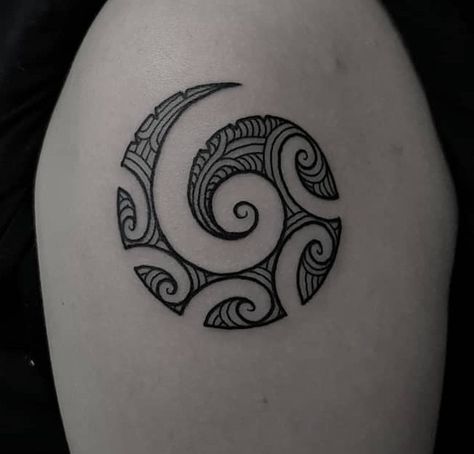 Small Maori Tattoo Designs, Simple Maori Tattoo, Minimalist Polynesian Tattoo, Minimalist Maori Tattoo, Polynesian Tattoo Minimalist, Maori Fish Hook Tattoo, Koru Tattoo Woman, Ta Moko Women Arm, Maori Koru Tattoo