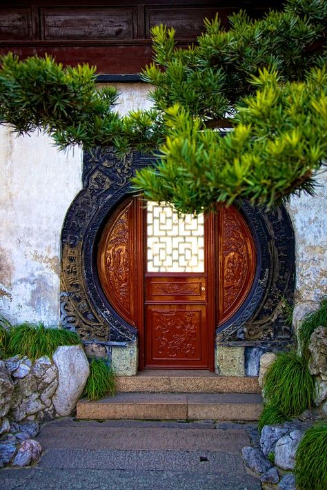 Chinese Architecture Traditional, Ancient Doors, Yuyuan Garden, Middle Space, Chinese Door, Porte Cochere, Asian Architecture, Santiago Calatrava, Cool Doors