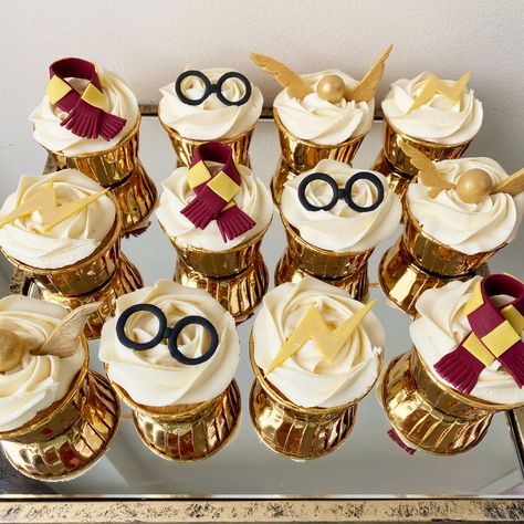 Harry Potter Birthday Cupcake Ideas, Harry Potter Birthday Ideas Decoration, Harry Potter Theme Desserts, Harry Potter Cupcakes Ideas Birthday, Harry Potter Theme Cupcakes, Harry Potter Themed Birthday Cake, Harry Potter Mini Cake, Harry Potter Cupcake Ideas, Harry Potter Cupcake Cake