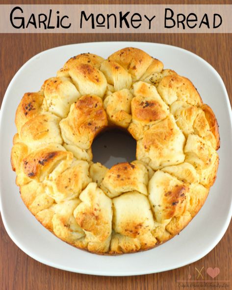 Garlic Monkey Bread Garlic Monkey Bread Recipe, Diy Hot Chocolate Mix, Garlic Monkey Bread, Garlic Pull Apart Bread, Savory Monkey Bread, Rhodes Bread, Frozen Garlic Bread, Hot Chocolate Mix Recipe, Monkey Bread Recipe