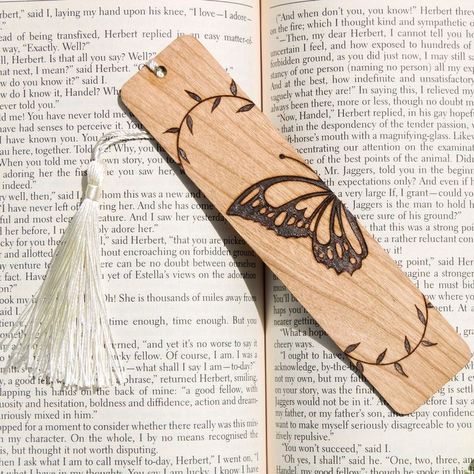 Laser Crafts Wood, Pyrography Bookmark Ideas, Wood Burn Flowers Design, Woodburned Bookmarks, Wood Burning Bookmarks, Wood Burned Bookmarks, Simple Wood Burning Ideas, Wood Burning Templates, Painted Wooden Bookmarks