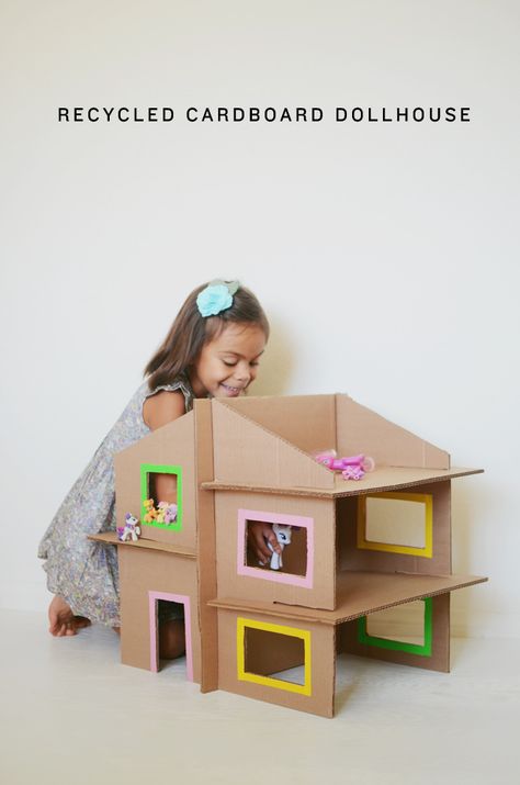 Diy Cardboard Toys, Homemade Christmas Presents, Diy Christmas Gifts For Kids, Cardboard Dollhouse, Diy Gifts To Make, Diy Christmas Presents, Cardboard Box Crafts, Cardboard Toys, Diy Crafts For Girls