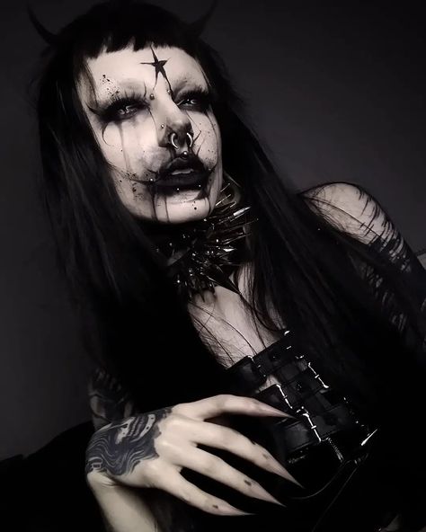 Summer Makeup Products, Maquillage Goth, Demon Makeup, Goth Makeup Tutorial, Goth Eye Makeup, Corpse Paint, Punk Makeup, Makeup Selfie, Alt Makeup