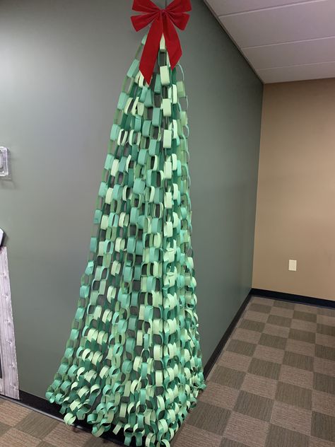 Office Christmas Diy Decorations, Decorating A Gym For Christmas, Group Cubicle Christmas Decorations, Natal, Work Office Christmas Decor, Teacher Lounge Holiday Decor, Office Desk Holiday Decor, Christmas Office Hallway Decorations, Work Pod Christmas Decorations