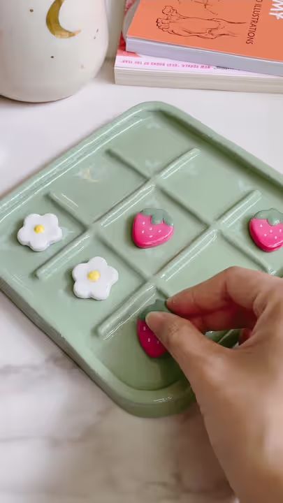 Tic tac tic tac tik 🍓🌼 I saw some amazing boards from @Bea! and @Am... | TikTok Diy Clay Tic Tac Toe Board, Pottery Tic Tac Toe Board, Clay Ideas Tray, Simple Pottery Ideas For Beginners, Asthetic Crafts Ideas, Clay Ideas Easy Aesthetic, Clay Tic Tac Toe, Polymer Clay Ideas For Beginners, Clay Date