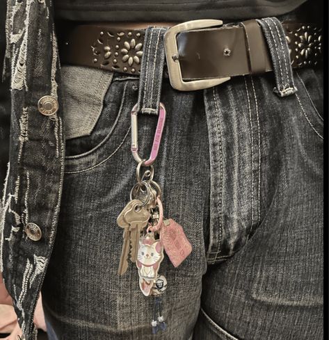 Bookbag Keychain Aesthetic, Carabiner Keychain Outfit, Carabiner Keychain Aesthetic Outfit, Keychain On Jeans, Keys On Pants, Keys On Belt Loop, Carabiner Aesthetic, Keychain On Pants, Carabiner Outfit