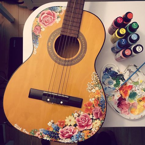 Painting guitar, wild flowers, roses 🌸🌷 Instagram- @aallianic_art Painted Ukulele Flowers, Painted Guitars Ideas Aesthetic, How To Paint A Guitar, Painting On Guitar Aesthetic, Painting On A Guitar, Paint On Guitar, Drawing On Guitar, Fairy Guitar, Painted Guitars Ideas