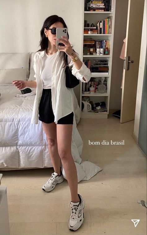 Neutral Color Outfits Women Summer, 530 Outfit, Cindy Wolfie, Downtown Summer, Minimalistic Outfits, Denim Street Style, New Balance Outfit, Beachy Outfits, Everyday Casual Outfits