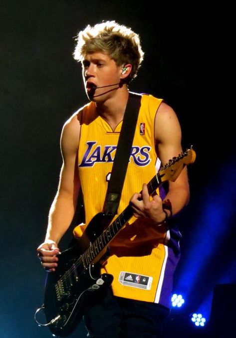 Niall con jerseys Flicker Niall Horan, Niall Birthday, Niall Horan Heartbreak Weather, Niall Horan One Direction, Niall Horan Baby, One Direction Niall, One Direction Images, Harry Styles Poster, Irish Princess