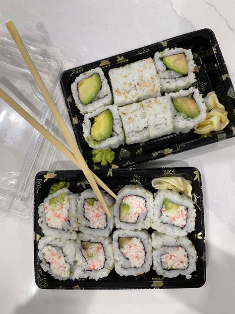 California Roll Sushi Aesthetic, California Rolls Sushi, Sushi California Roll, Juicy Food, California Roll Sushi, California Rolls, Sushi Sushi, California Roll, Salty Foods