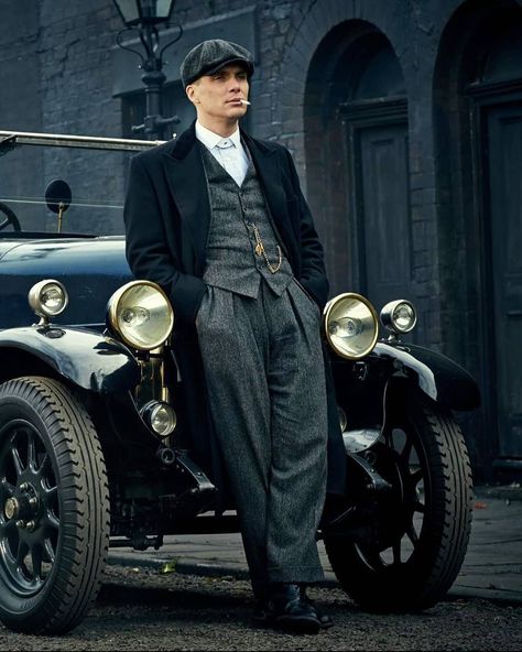 Peaky Blinders on Instagram: “Thomas🤤🔥 . ✅Follow❗👉 @fuckingpeakyfamily . Like and Follow for more information about Peaky Blinders @fuckingpeakyfamily 🤤 . . Shop link…” Peaky Blinders Outfits Men, Kingsman Aesthetic, Tom Shelby, Peaky Blinders Costume, Peaky Blinders Series, Peaky Blinders Poster, Peaky Blinders Characters, Peaky Blinders Wallpaper, Peaky Blinders Suit