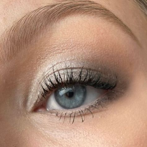 Makeup For Grey Dress, Sliver Makeup, Prom Makeup Silver, Silver Eyeshadow Looks, Light Smokey Eye, Grey Smokey Eye, Grey Eye Makeup, Silver Eye Makeup, Ball Makeup