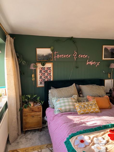 Bedroom design, bedroom, bedroom decor, green bedroom, cosy bedroom, colourful bedroom Punk And Green Bedroom, Eclectic Bedroom Paint Colors, Funky Green Bedroom, Boho Colourful Bedroom, Colourful Cozy Bedroom, Colourful Guest Bedroom, Cosy Maximalist Bedroom, Maximalist Green Bedroom, Green Cosy Bedroom