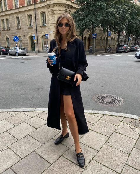 Gucci Loafer Outfits Women, Loafers And Dress Outfit, Loafer Outfits Women, Gucci Loafers Outfit, Classic Chic Outfits, Loafer Outfits, Loafers Outfit, Gucci Loafers, Minimal Outfit