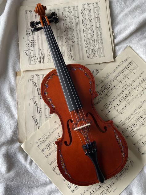 Hand Painted Personalised Violin Set Includes: Violin, Bow, Case, Strings, Rosin Each violin is hand painted with an intricate floral design. Violin Outfit, Violin Practice, Violin Design, Instruments Art, Violin Case, Violin Bow, Violin Sheet Music, Violin Music, Music Student