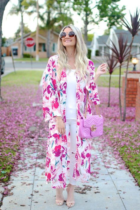 White Floral Outfit, Print Cardigan Outfit, Dress Over Jeans, Kimono Outfits, Kimono Outfit, Mode Kimono, White Jeans Outfit, Outfit Primavera, Satin Kimono