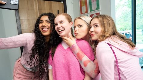 ‘Mean Girls’ Movie Musical Guide: Meet the New Plastics and That Surprise Extended Cameo Renee Rapp And Avantika, Bebe Wood Actress, Avantika Vandanapu, Janis Ian, Angourie Rice, Jonathan Bennett, Cady Heron, Stars D'hollywood, Mean Girls Movie