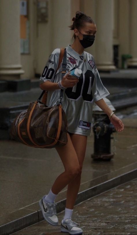 Bella Gigi, Sporty Spice, Bella Hadid Outfits, Jersey Outfit, Lazy Day Outfits, Bag Ideas, Classic Wardrobe, Cute Relationship Goals, East Side