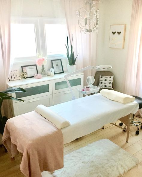 Lash Lifting Artist 👩🏻‍🎨👁🦋 on Instagram: “My Lash Room is waiting for you to relax, unwind and get LASHED UP💗 . . Have you entered my giveaway yet? See giveaway post to enter 💕 . .…” Spa Room Ideas Estheticians, Studio Lash, Spa Room Ideas, Relax Room, Massage Room Decor, Home Spa Room, Lash Room Decor, Beauty Room Salon, Esthetician Room Decor