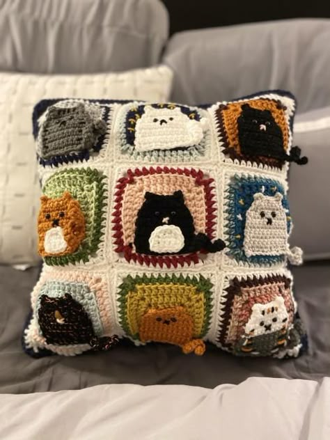 Cat Granny Square, Crochet Pillow Cover, Crochet Granny Square Blanket, Haken Baby, Crochet Fashion Patterns, Crochet Pillow, Fun Crochet Projects, Crochet Things, Granny Square Crochet Pattern