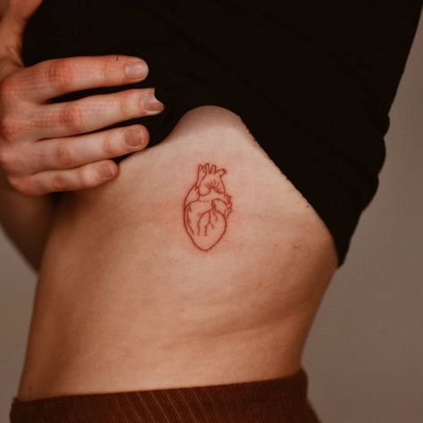 Red Anatomical Heart Tattoo, Red Rib Tattoo, Heart Anatomy Tattoo, Real Heart Tattoos, Tattoo Pequeños Mujer, Human Heart Tattoo, Tattoo Ribs, Anatomy Tattoo, Anatomical Heart Tattoo