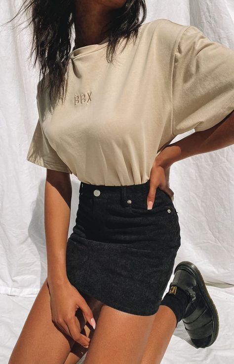 https://files.beginningboutique.com.au/202000805+-+Leading+Lady+Skirt+Black.mp4 Black Demin Skirt Outfits, Black Jean Skirt Outfit, Tennis Skirt Outfit Aesthetic, Grad Fits, Demin Skirt Outfit, Winter Hipster, Denim Aesthetic, Skirts Satin, Body Aesthetic