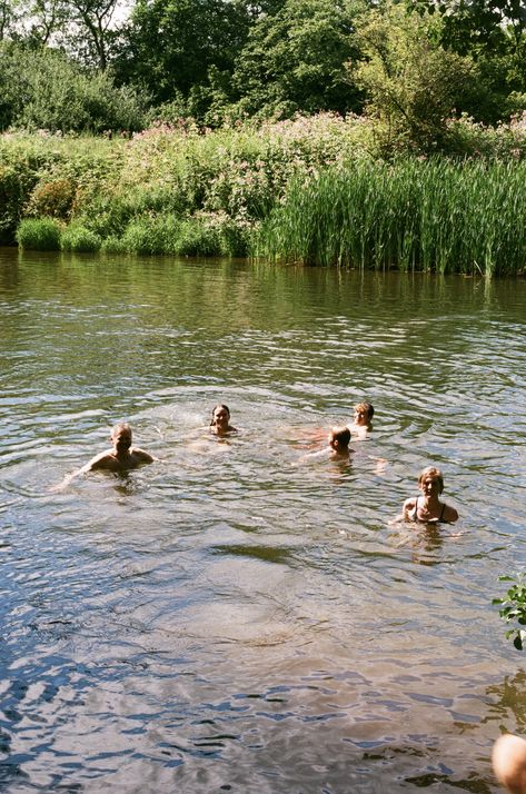 summer river swim in england English Summer Aesthetic, 70s Hiking, English Countryside Summer, Summer In England, British Summertime, Summer Countryside, Flying Lantern, Spain Outfit, Summer Film