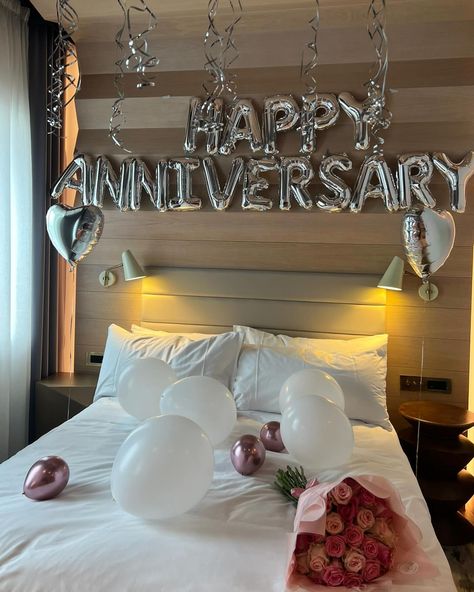 Happy Anniversary 🤍✨🌸 Anniversary balloons paired with 30 pretty pink roses 🥹 Arrange a surprise setup for your loved with us in less than 5 minutes. Simple steps to book 👇 ➡️ DM us ➡️ Note where you’ll be staying ➡️ Attach an image of the what you’re after ➡️ Leave the rest with us We work across London and outside surrounding areas📍 Next day delivery available 🎉 Hotels are all tagged on posts 🪄 • • #hoteldecor #hotelballoons #hoteldecoration #londonhotel #londonballoons #ballo... Balloons Bedroom Surprise, Anniversary Room Decor Ideas For Him, Anniversary Hotel Room, Wedding Anniversary Aesthetic, Simple Anniversary Ideas, 1 Year Anniversary Decorations Ideas, Decorated Hotel Room For Boyfriend, Simple Anniversary Decoration Ideas, Anniversary Room Decoration Ideas