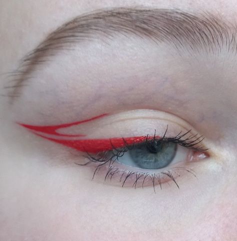 Red Eyeliner Looks Hooded Eyes, Colored Eyeliner Ideas, Simple Graphic Eyeliner Ideas, Graphic Eyeliner Ideas For Hooded Eyes, Brown Graphic Liner, Fun Graphic Liner, Red Graphic Eyeliner, Graphic Eyeliner Color, Red Eyeliner Looks