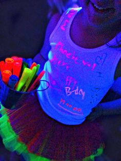 Neon Outfits Party Glow, Glow In The Dark Dance, Neon Dance Party, Dance Birthday Party, Glow In Dark Party, Garage Party, Neon Birthday Party, Dance Party Birthday, Neon Accessories