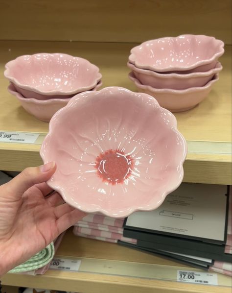 Pink bowl in the shape of a flower. Drape Bowls Ceramics, Flower Pottery Bowl, Ceramics Ideas Pottery Bowl, Bowl Ideas Ceramic, Cute Pinch Pots, Clay Bowls Ideas, Ceramic Flower Bowl, Flower Bowl Ceramic, Pinch Ceramics