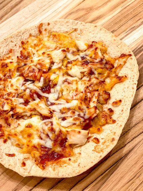 Tortilla Bbq Chicken Pizza, Air Fryer Bbq Chicken Pizza, Chicken Tortilla Recipe, Air Fryer Tortilla Pizza, Barbeque Pizza, Pizza Air Fryer, Chicken Tortilla Wraps, Air Fryer Tortilla, Tortilla Pizzas