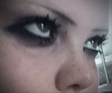 arachne aesthetic Grunge Vampire Makeup, Racoon Eyes Makeup, Vampire Makeup Aesthetic, Whimsigoth Makeup, Spider Fairy, Grunge Moodboard, Swan Beauty, Vampire Beauty, Gothic Eye Makeup