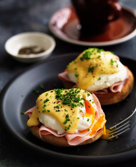 Enjoy brunch without leaving the house! Cute Cafe Food, Eggs Benny Recipe, Eggs Benny, Brunch Cafe, Breakfast Cafe, How To Make Eggs, Gourmet Breakfast, Food C, Easy Eggs