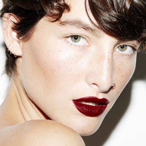 These Are the Best Dark Lipsticks for Every Skin Tone via @ByrdieBeautyUK Heather Kemesky, Vampy Lips, Lipstick Dark Red, Dark Red Lips, Bright Makeup, Dark Lipstick, Runway Makeup, Bold Lips, Lipstick Queen