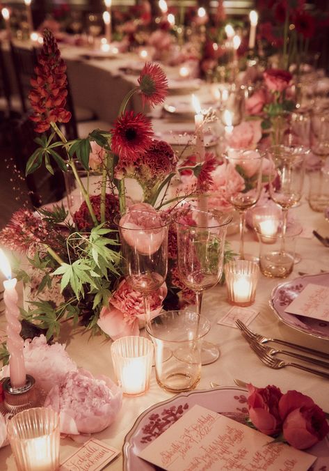 A “Pretty in Pink”–Themed Party Kicked Off This Wedding Weekend Overlooking the Tuscan Hills | Vogue Bold Pink Wedding, Moody Pink Wedding, Wedding Romantic Theme, Family Style Wedding Dinner Table, Pink Wedding Aesthetic, Tablescaping Ideas, Tuscan Style Wedding, Romantic Dinner Party, Pink Fall Wedding