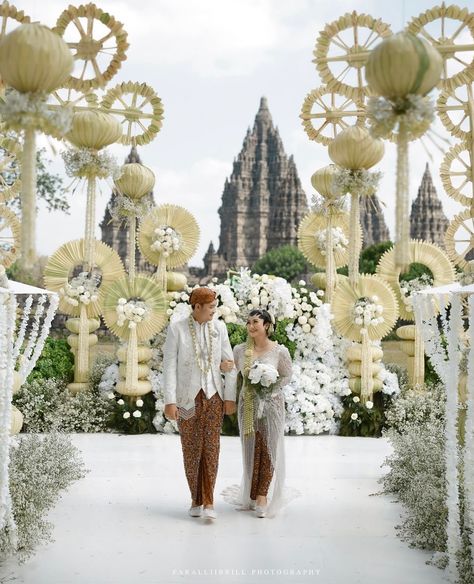 Suasana sakral menyelimuti akad nikah ini dengan dekorasi dan busana berwarna putih yang elegan, berlatar belakang Candi Prambanan yang megah. Nuansa adat Jawa yang terasa begitu kental, mencerminkan kekayaan budaya dan kehangatan yang penuh cinta.🕊️💍 Photo & Video by @faralljibrill_official MUA by @liapharaohmakeup Paes by @mamuktukangmakeupjogja Attire by @askyfebrianti Kebaya keluarga by @robbydion Makeup Mama by @amrysophiamakeup Makeup Sister by @mayrindra Decoration by @valeriedecorati... Jawa Wedding Decoration, Akad Nikah Jawa, Javanese Wedding Decoration, Adat Jawa, Nikah Adat Jawa, Javanese Wedding, Indonesian Wedding, Bali Decor, Garden Theme Wedding