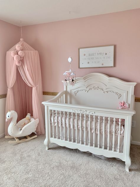 Pink nursery. Baby girl Swan Nursery Decor, Princess Crib, Famous Ballerinas, Swan Nursery, 50 Shades Of Pink, Girl Room Inspiration, Mobile Girl, Girl Nursery Themes, Princess Nursery