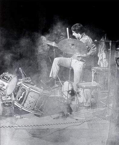 Drummer Keith Moon from The Who destroys drum kit. Playing Drums, Keith Moon, 60s Rock, Roger Daltrey, Drum Music, Music Pics, Musica Rock, The Who, Vintage Drums