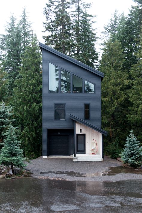 This modern ski chalet come mountain cabin in Oregon is a welcoming, low-maintenance weekend retreat for a growing family. Modern Ski House, Modern Ski Chalet, Mini Chalet, Holiday Decorating Ideas, Black Houses, Investment Ideas, Home Decor Spring, Ski Cabin, Ski House