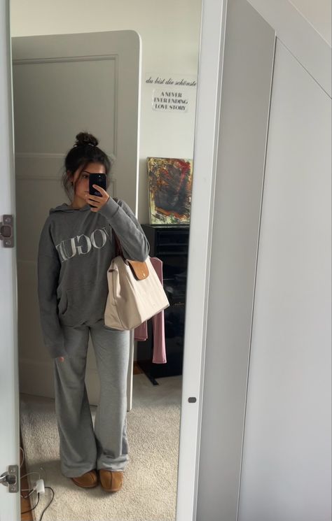 Loose Grey Sweatpants Outfit, Grey On Grey Outfit Sweats, Cozy Joggers Outfit, Baggy Sweatpants And Hoodie Outfit, Grey Sweatpants And Hoodie Outfit, Sweatpants Joggers Outfits, Wide Grey Sweatpants Outfit, Cream Longchamp Bag, Grey Sweatpants Outfit Girl