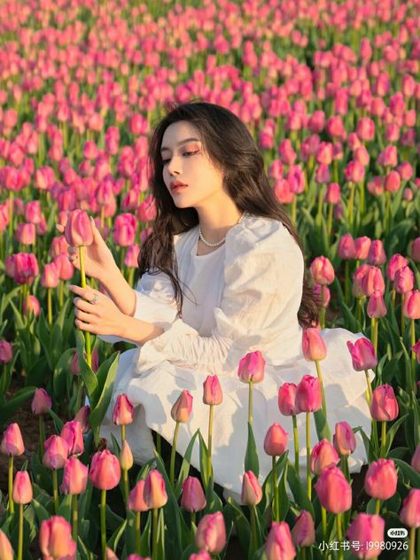 Picking Flowers Pose, Tulip Photoshoot, Flower Photoshoot Editorial, Flower Photoshoot, Picking Flowers, Travel Pictures Poses, Artist Sketchbook, Body Reference Poses, Stylish Photo Pose