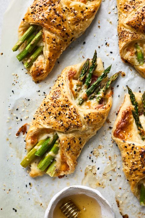 Quiche, Canapés, Puff Pastry Asparagus, Ham And Cheese Puff Pastry, Puff Pastry Bundles, Easy Tart Recipes, Easy Easter Recipes, Asparagus Tart, Easter Food Appetizers