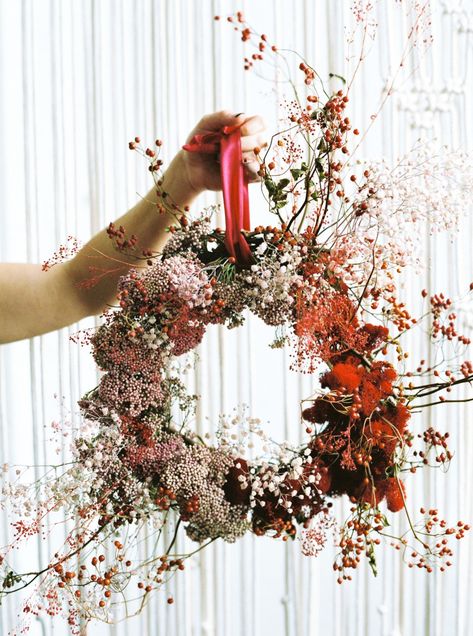 Unconventional Wreaths, Flower Christmas Wreath, Dried Flower Christmas, Wreath Dried Flowers, Dried Floral Wreath, Flower Magazine, Christmas Flower Decorations, Christmas Advent Wreath, Dried Wreath